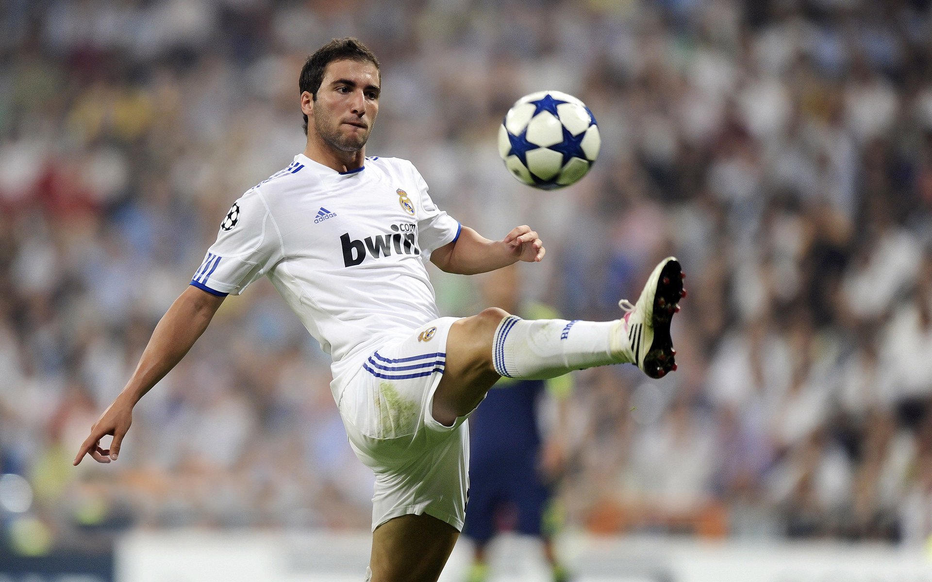 欧洲豪门战：巴萨VS皇马年度经典对决回顾，巴萨和皇马欧超